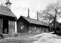 Parmmätargatan, gårdssidan. Litet barn i dörröppningen. Dåv. kv. Bergsklippan Större, senare kv. Smaragden.