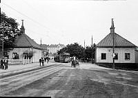 Norrtull med tullhusen. Spårvagn och hästkärra.