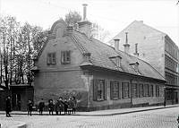  Wollmar Yxkullsgatan 2 och Björngårdsgatan 4. Barnen står på Wollmar Yxkullsgatan.