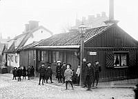 En samling barn vid Kattgränd 1. Bastugatan t.h. och Kattgränd t.v.