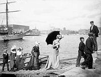 Turister går i land på Skeppsholmen. T.v. i fonden Slottet.