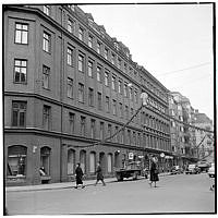 Nybrogatan norrut från Kommendörsgatan.Kv Flundran.