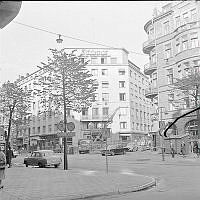 I fonden Birger Jarlsgatan 16 mellan Birger Jarlsgatan t.v. och Grev Turegatan.