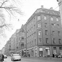 Sturegatan 26 och Cardellgatan 1 t.h..