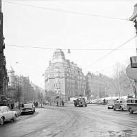 Birger Jarlsgatan mot Engelbrektsgatan 1. T.h. Humlegården.