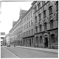 Skeppargatan 23, och 21-19 söderut.