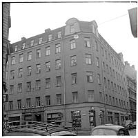 Hörnet Kommendörsgatan/ Grev Turegatan. Tapetserare Carlsson & Co och damfrisering 