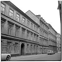 Jungfrugatan norrut, nr 15 närmast.