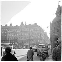 Nybrogatan söderut vid Östermalmstorg, entré till Östermalmshallen.