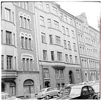 Östermalmsgatan 76 österut.
