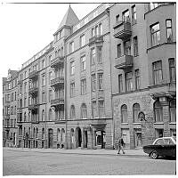 Skeppargatan, söderut, nr. 5 närmast.