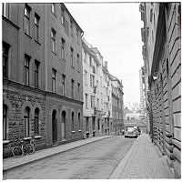 Kaptensgatan, västerut. Nr. 6 närmast.