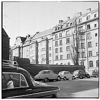 Artillerigatan 63 till 67, sedd från Östermalmsgatan.