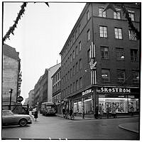 Korsningen Grev Turegatan och Humlegårdsgatan.