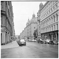 Östermalmsgatan österut från hörnet vid Grev Turegatan.