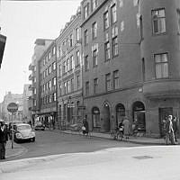 Riddargatan österut från hörnet av Nybrogatan. Närmast Riddargatan 16.