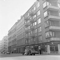 Linnégatan mot sydost från korsningen med Brahegatan. Kvarteret Repslagaren i fonden.