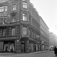 Humlegårdsgatan österut från korsningen Brahegatan. I bakgrunden kvarteret Repslagaren.