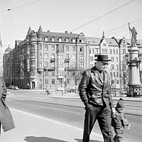 Djurgårdsbron mot korsningen Narvavägen och Strandvägen.