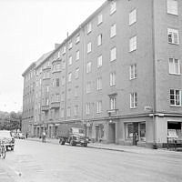 Styrmansgatan 50 mot Karlaplan. Gumhornsgatan t.h.