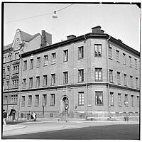 Hörnet Artillerigatan 37-41 - Linnégatan 37. Ursprungligen Hedvig Eleonora folkskola (Lilla Hedvig skola), därefter Linnéskolan.