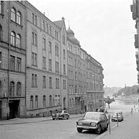 Skeppargatan 6, 4 och 2 mot Strandvägen. I fonden Nybroviken.