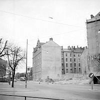 Rivningstomt, Banérgatan 10 från Narvavägen. I fonden Banérgatan 12.