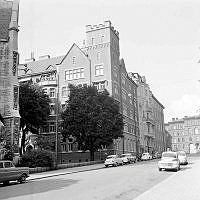 Fredrikshovsgatan 3 - 7 mot Linnégatan. Oskars kyrka t.v.