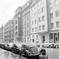 Grev Magnigatan 9 närmast och 7 mot Riddargatan.