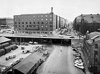 Folkkungatan och medborgarplatsen från väster. Medborgarhuset och del av söderleden i bildens centrum.