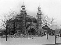 Huvudrestaurangen vid Stockholmsutställningen 1897, under byggnad. Panoramabyggnaden under ombyggnad.