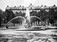 Skulpturen Tors fiske, av A.H. Wissler. Adolf Fredriks torg sett mot kv. Rosendal Mindre.