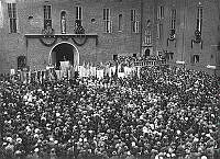 Stadshusets invigning 1923. Folkträngsel på Borgargården.