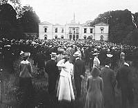 Folksamling vid Rosendals slott med anledning av Unionskrisen 1905.