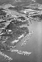 Flygbild över Årstaviken vid Eriksdal. I bakgrunden Skanstull och General Motors Nordiska AB:s fabrik.