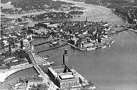 Flygbild österut över Stadshuset och i bakgrunden Riddarholmen, Gamla Stan och Helgeandsholmen.