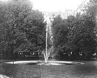 Fontän i Berzelii Park. Parken sedd mot Hamngatan.