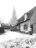 Bergsprängargränd sedd österut. I fonden Sofia kyrka.