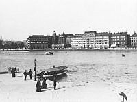 Vy från Skeppsbron mot Blasieholmen med Grand hotell.