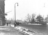 Vasagatan sedd mot Tegelbacken från Lilla Vattugatan. T.h. Järnvägsparken.