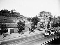 Vy mot Observatoriekullen t.v. och t.h. Stadsbiblioteket, under byggnad. Nedanför Stadsbiblioteket husen Lilla Badstugatan 15 - 19. I förgrunden Sveavägen.