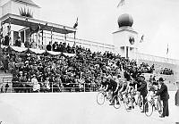 Kristineberg, velodromens invigning. T.h. cyklister som skall starta.