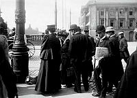 Senaste bulletinerna studeras vid Gustav Adolfs Torg under storstrejken 1909.