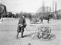 Gatsopare på Strömgatan vid Karl XII:s Torg.