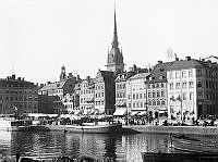 Kornhamnstorg från Slussen. I fonden Tyska kyrkan.