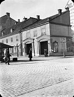 Hötorget 15 vid hörnet av Kungsgatan 1 (nuv. 45). Dåvarande kv. Vinkelhaken, nuv. kv. Torgvågen med PUB:s varuhus.