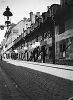 Mäster Samuelsgatan 51 och 49 österut. Här finns i dag  Åhléns varuhus vid Mäster Samuelsgatan 57-53.