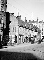 Kungsgatan 6. T.h. Kungsgatan 4-2 där Kungsgatan slutar vid Stora Bastugatan. Nuv. Kungsgatan 44, kv. Tranhuvudet.