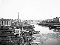 Barnhusviken från Sankt Eriksbron mot öster. Sankt Eriksbron byggdes 1903-1906. T.v. dåv. kv. Jätten. T.h. dåv. kv. Båten och Tegelslagaren.