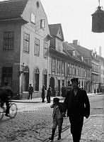 Regeringsgatan 54 A, B och C söderut från hörnet av Lästmakargatan. I folklivet står en polis med kask och sabel.